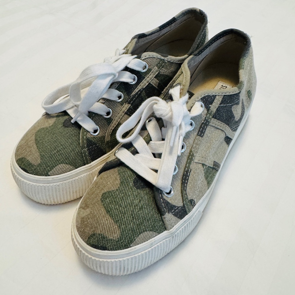 Steve Madden Camouflage Sneakers 7.5 EUC